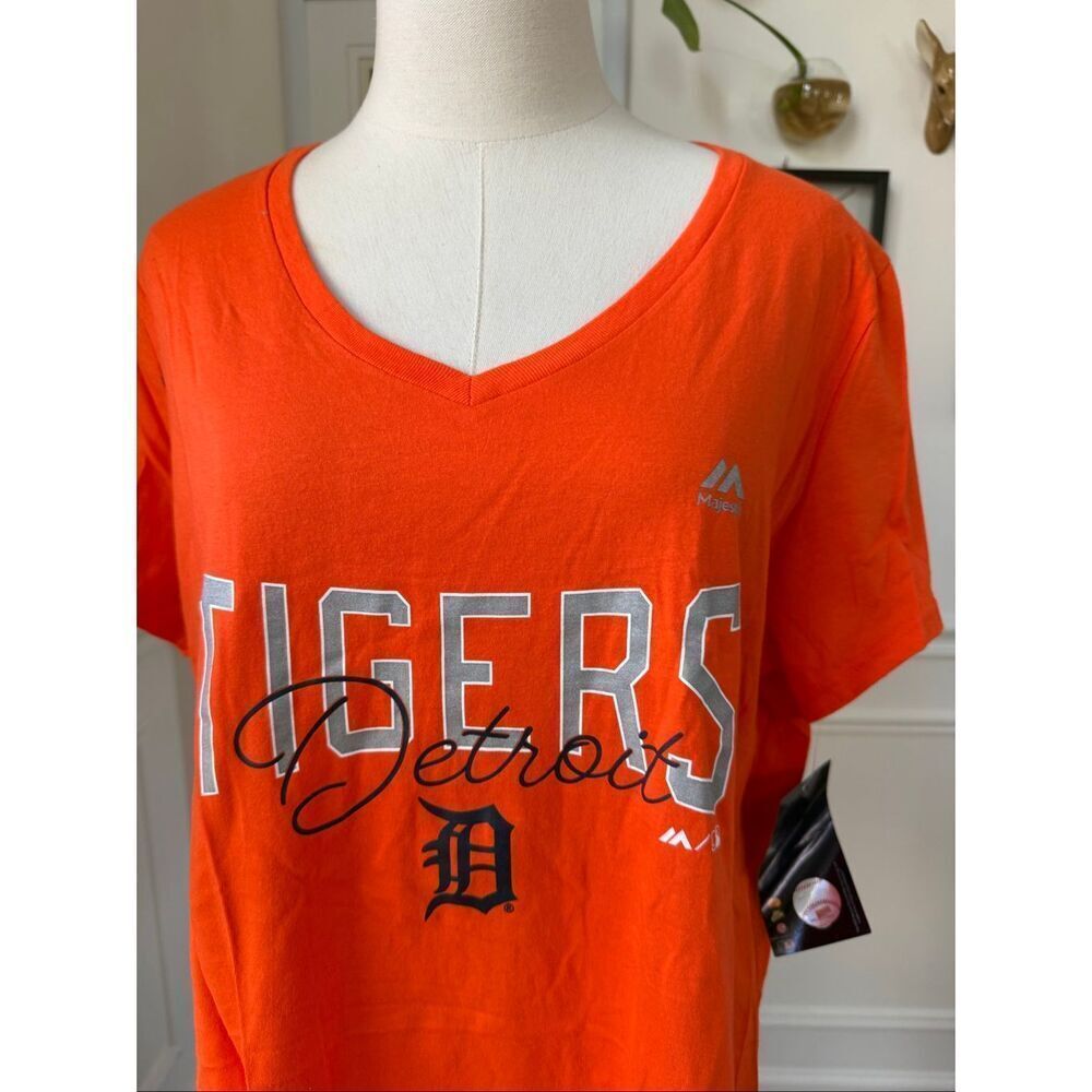 NWT MLB Detroit Tigers Short Sleeve Vneck T-shirt XL
